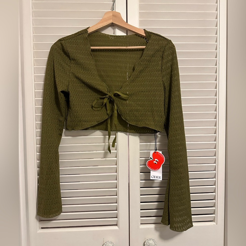 Cider medium sized green cropped cardigan. Never been worn, with tags - Picture 4 of 5